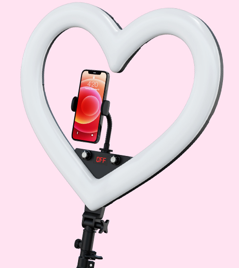 Smartphone preso no suporte da Heart Light para fazer videos com melhor iluminação