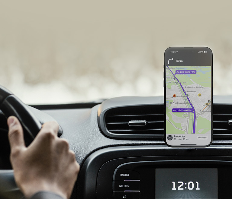 Smart Holder Magnetic no carro facilitando o uso do Google Maps ou do Waze