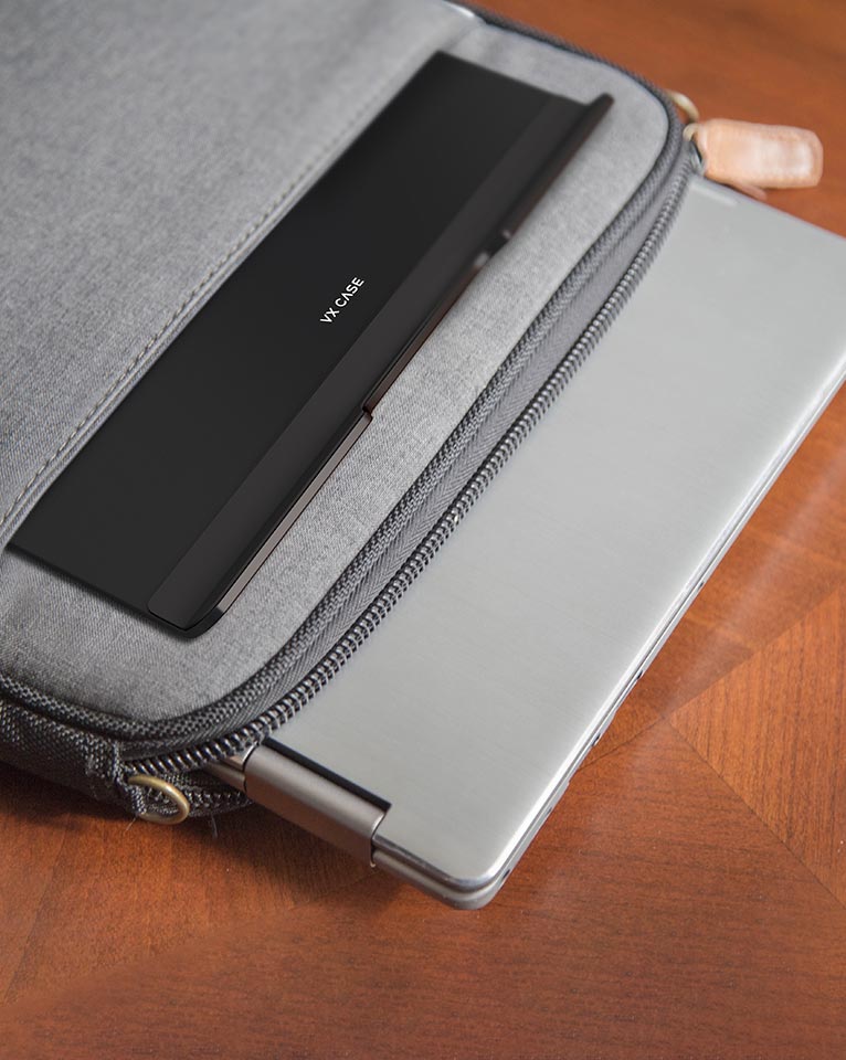 Suporte Articulado Laptop Holder sendo transportado facilmente junto a bolsa para notebook