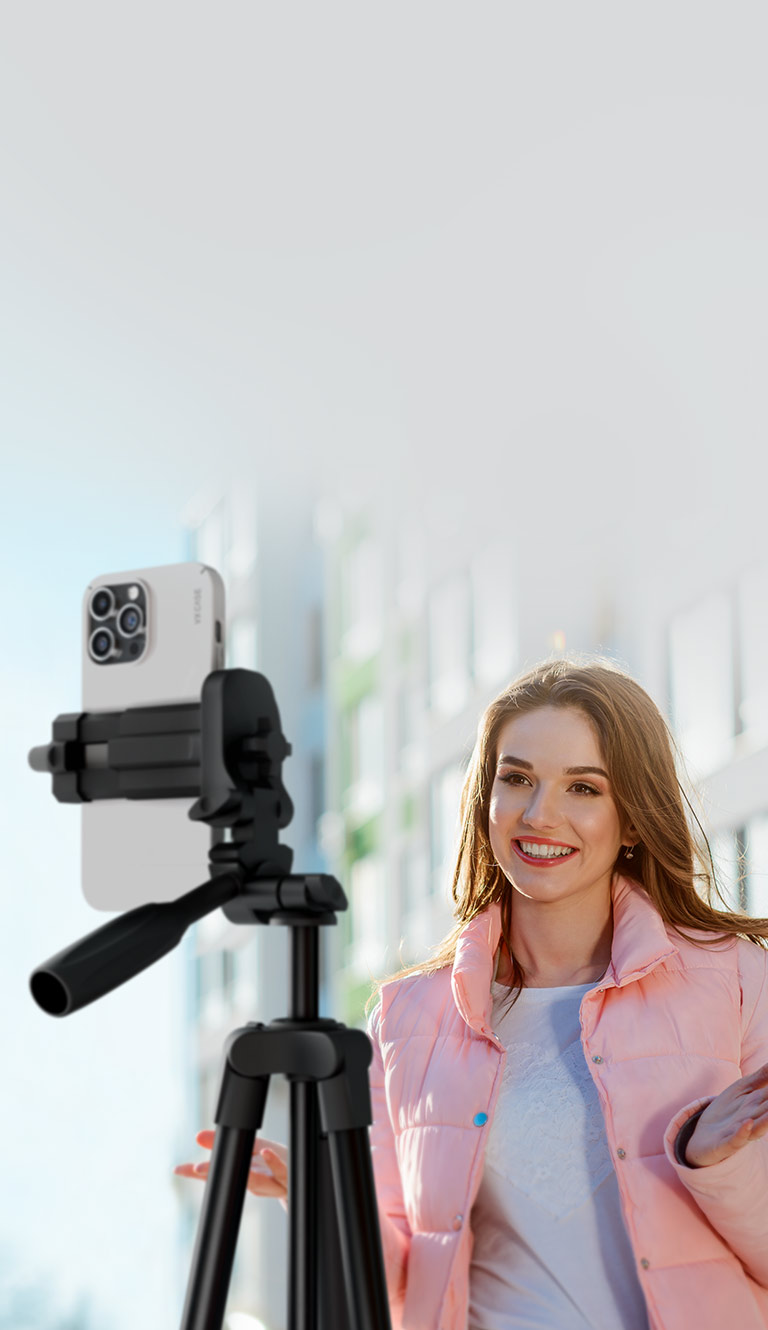 Mulher gravando video pelo smartphone utilizando Tripé Fotográfico VX Case como suporte