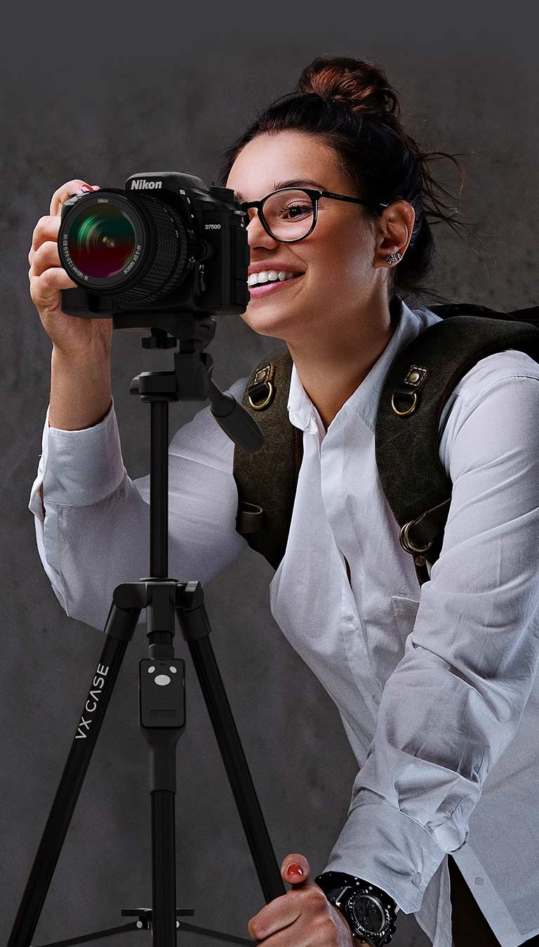 Garota Utilizando o Tripé Fotográfico VX Case em uma camera profissional