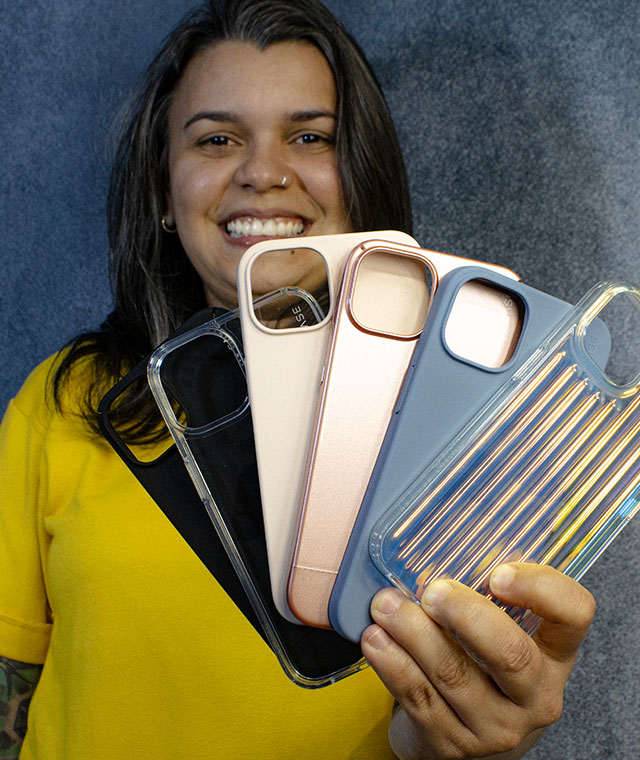 Mulher utilizando as capas para smartphones VX Case